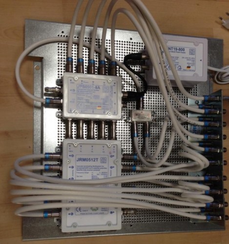 Jultec_JRM0512T_JPS0501-8A_Multischalter_Legacy-Unicable-Kombianlage_Aufbau_Lochblechplatte_Potenzialausgleich.JPG