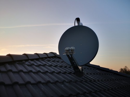 GibertiniOP85SE-Breitband-LNBs-Dachsparrenhalter-Montage_Multifeed-2-Satelliten