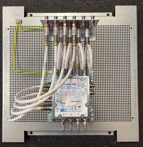 JultecJRS0504-8M_Unicable-Multischalter-voll-receivergespeist-Potentialausgleich-Pegelanpassung_Daempfungsglied-Lochblech-Vormontage1