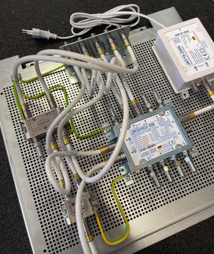 Jultec JRS0502-8M Breitband-LNB-Versorgung_Lochblechplatte_Vormontage_Potentialausgleich_2