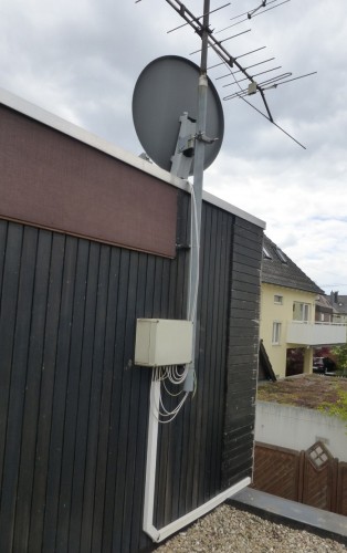 Satantenne-Kahtrein_wasserdichter-Verteilkasten-Aussenwand-Koaxkabel.JPG
