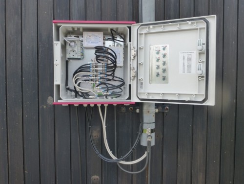 Satantenne-Jultech_wasserdichter-Verteilkasten-Aussenwand_offen.JPG