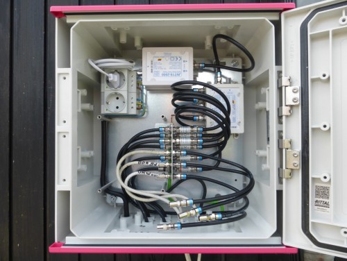 Satantenne-Jultech_wasserdichter-Verteilkasten-Aussenwand_Innenansicht_nur-Sat.JPG
