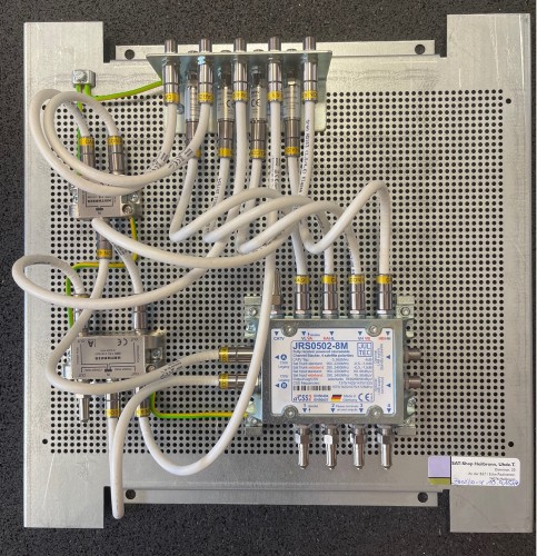 JultecJRS0502-8M-Breitband-LNB-Versorgung_Vormontage-Lochblechplatte_Potentialausgleich-Verteiler.jpg