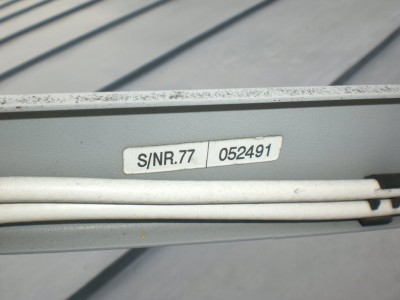 Typenschild auf Ausleger der SAT-Schüssel