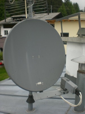 SAT-Schüssel am DAch (Kathrein)