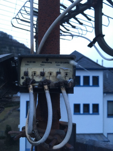 Kabel am Antennenmast.JPG