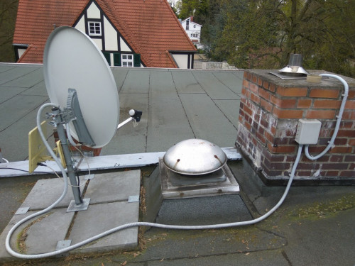 Satantenne_Flachdach_Erdung_Potentialausgleich_Montagekasten_wassergeschuetzt.jpg