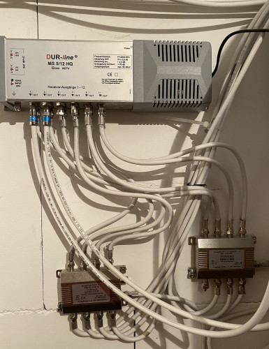 Dur-Line_HQ5-12_Multischalter-Aufbau-mit-DiSEqC-Schaltern.JPEG