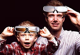 Im Frühjahr 2010 sollen die Animationsﬁlme zu den ersten 3-D-Blu-rays im Markt gehören. &quot;Avatar&quot; ist unverVielen Displays liegen nur ein bis zwei 3-D-Brillen bei. Für einen geselligen Familienabend müssen Sie also extra in die Tasche greifen<br />Bild: Panasonic