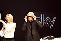 Beim ersten Showcase von Sky war Franz Beckenbauer trotz gewöhnungsbedürftiger 3-D-Brille von der neuen Technologie überzeugt<br />Bild: Auerbach Verlag