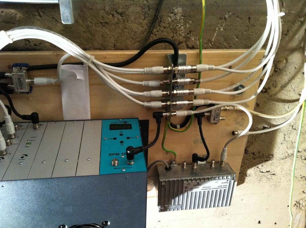 Stammverteilung an einer Kopfstation (Kanalaufbereitungsanlage) incl. Potentialausgleich an allen Verteilern + Verstärkern und Überspannungs-Schützen in den Stammkabeln von den LNBs kommend (hier 2x Quattro-LNBs)