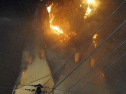 Ursache für den Brand am Donnerstagabend war vermutlich ein Blitzeinschlag.<br />Die Kirchturmuhr blieb um kurz nach halb sechs stehen. Erst nach Mitternacht konnte die Feuerwehr die Flammen löschen. Statiker prüften, ob die Kirche einsturzgefährdet ist. Erst danach konnten Brandermittler mit ihren Untersuchungen beginnen.