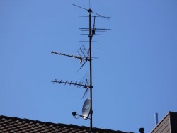 Antennenmast mit Satellitenantenne + VHF-/UHF-/UKW-Antenne