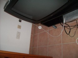 das Legacy Kabel im Keller (Büro) wird direkt an den Receiver angeschlossen. Im Hintergrund (in der Antennendose) ist das UniCable zu sehen (rot gekennzeichent), geht von hier aus...