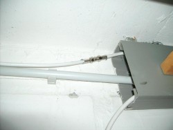 ...in den nächsten Kellerraum und wird dort mit dem alten Kabel(Kabelfernsehen) verbunden, verschwindet in einem Leerrohr...