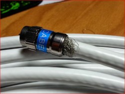 F-Stecker von der Seite mit Drähtchen