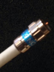 90db-Kabel_SelfInstall-Stecker_seitlich-nah