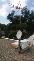 Antennenmast mit Terrestrik und SAT