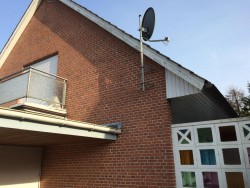 Satantenne_Wandmontage_Wandabstandshalter_Dach_Wand_Erdung_Blitzschutz_1