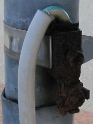Der Erdungsanschluß am Antennenmast auf dem Dach