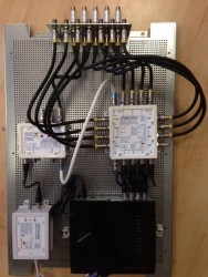 JultecJRM0508A_Kaskade_Inverto-SatoverIP_Router_UKW-Verstärker_Terrestrik_Vormontage_Lochblechplatte_Patchkabel_Erdungblock_Varistor (2)