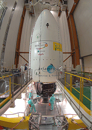 Der Intelsat-11-Satellit bei der Installation in den oberen Laderaum der Ariane 5<br />Bild: Arianespace
