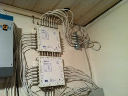PolytronQAM12-Jultec-JRM_Multischalter-Mischaufbau_Hotel_DVB-C_und_DVB-S2 (2).JPG (180.72 KiB) 3561 mal betrachtet PolytronQAM12-Jultec-JRM_Multischalter-Mischaufbau_Hotel_DVB-C_und_DVB-S2 (1)